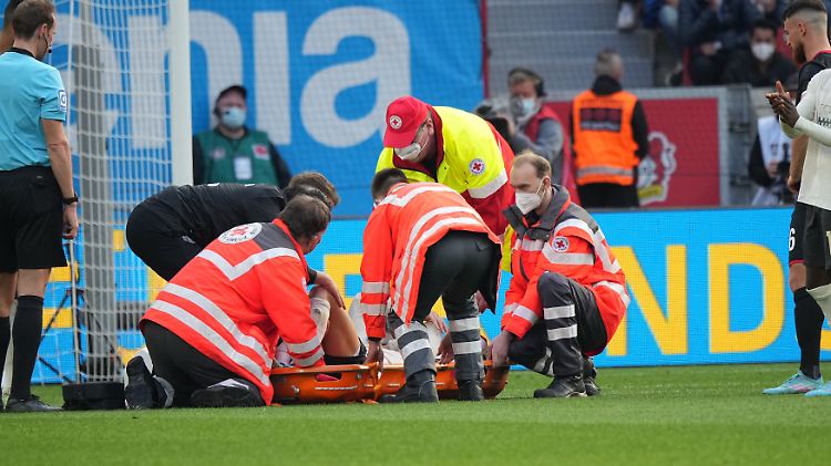 Wirtz hatte sich in einem Zweikampf das Knie verdreht. Wie schwer die Verletzung ist, ist noch unklar.