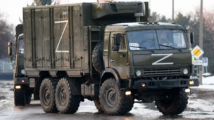 "Cargo 200" steht auf dem russischen Militärfahrzeug. Mit diesem Begriff wird der Transport von im Krieg Gefallenen in die Heimat bezeichnet.