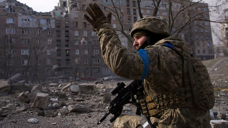Der ukrainische Außenminister Dmytro Kuleba bezeichnete die Lage in Mariupol als "größte humanitäre Katastrophe auf dem Planeten". 