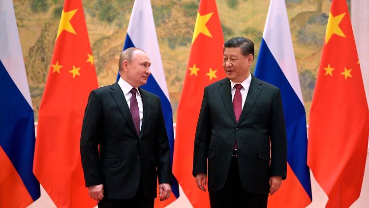 Berichten zufolge soll Russland China um militärische Hilfe im Ukraine-Krieg gebeten haben.