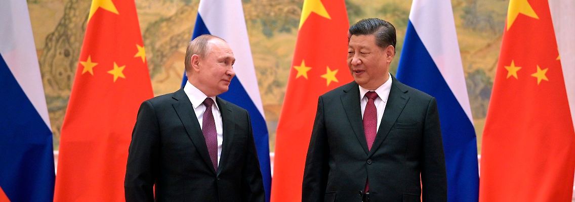 Berichten zufolge soll Russland China um militärische Hilfe im Ukraine-Krieg gebeten haben.