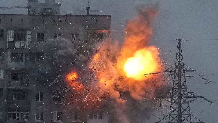 Ein Bild aus Mariupol vom vergangenen Freitag. Es zeigt ein Wohnhaus, das von einem Panzer der russischen Armee beschossen wird.