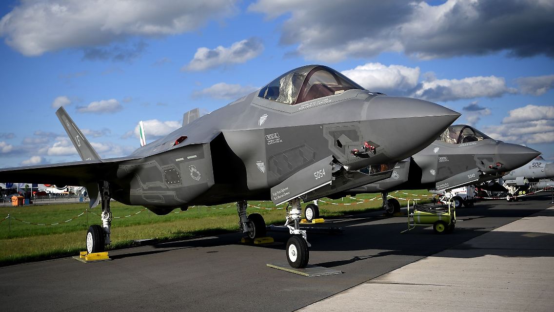 Ein Lockheed Martin F-35-Tarnkappenjet aus den USA mit einem Radargerät des Rüstungsunternehmens Hensoldt bei der Raumfahrtausstellung (ILA) in Berlin (Archivbild).
