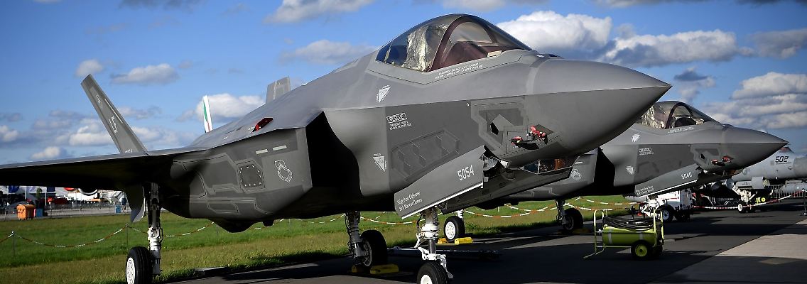 Ein Lockheed Martin F-35 Tarnkappenjet aus den USA mit einem Radargerät des Rüstungsunternehmens Hensoldt bei der Raumfahrtausstellung (ILA) in Berlin.