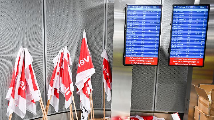 An acht deutschen Verkehrsflughäfen soll das Sicherheitspersonal den Dienst niederlegen.
