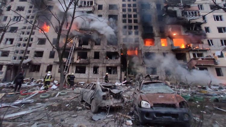 Das Foto der Nachrichtenagentur Reuters soll das betroffene Wohnhaus im Kiewer Stadtteil Obolon zeigen.