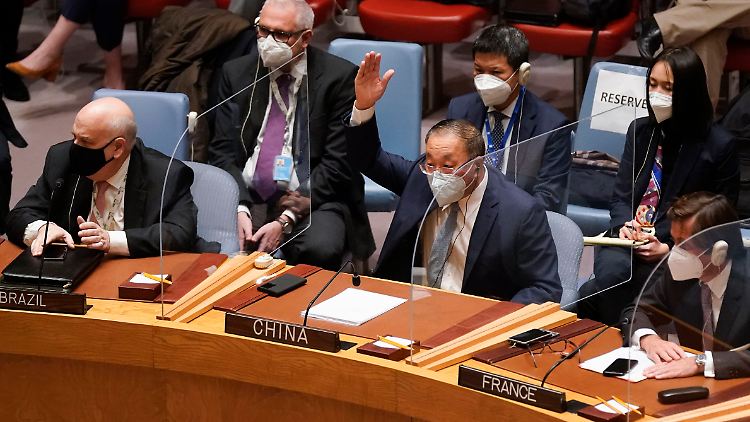 Nach Angaben der USA soll China Russland nicht nur politisch - wie hier bei einer Abstimmung im Sicherheitsrat der UN - unterstützen, sondern auch um militärische und wirtschaftliche Hilfe gebeten worden sein. China weist dies zurück. 