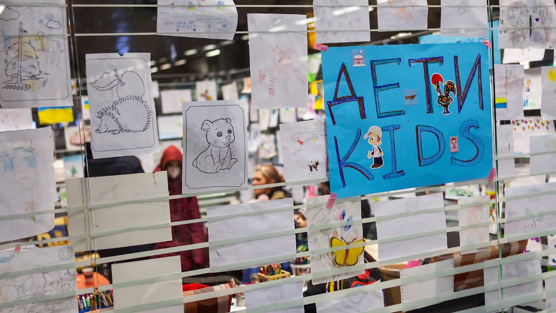 Oase im Berliner Hauptbahnhof-Getümmel: In der "Kids Corner" bieten Freiwillige ankommenden Kindern einen geschützten Raum zum Spielen.