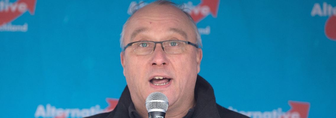 Jens Maier, ehemaliger AfD-Bundestagsabgeordneter, spricht auf einer Kundgebung