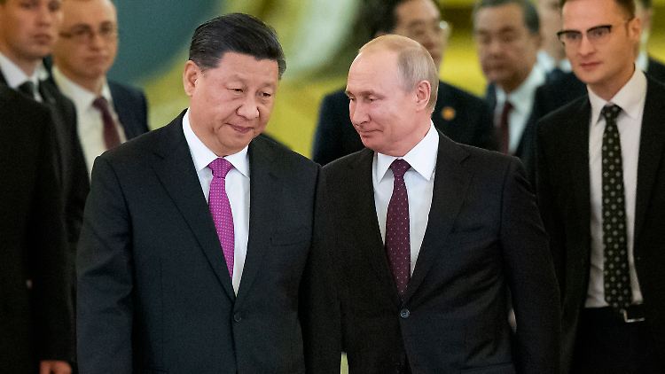 Die USA sind davon überzeugt, dass Chinas Staatschef Xi Jinping (li.) und Russlands Präsident Wladimir Putin ihre Zusammenarbeit stärken wollen.