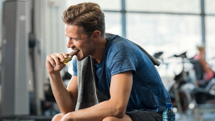 Müsliriegel mit einem hohen Proteingehalt sind eine prima Nahrungsergänzung für Sportler.