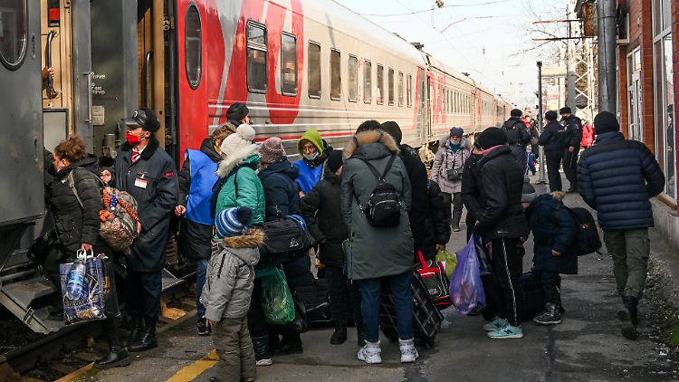 Bereits Tage vor Beginn der russischen Invasion der Ukraine wurden Zivilisten aus den Separatistengebieten nach Russland gebracht. Ob Russland diese auch zu den Geflüchteten zählt, ist unklar. 