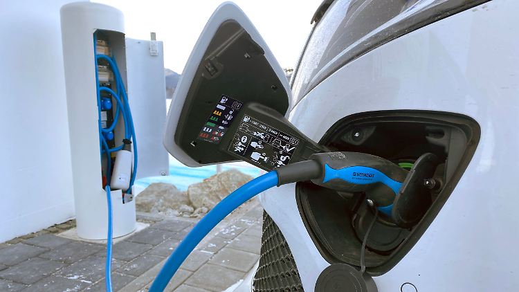 Das Interesse an E-Autos ist bei deutschen Autokäuferinnen und -käufern deutlich gestiegen. Zugleich wächst allerdings auch die Skepsis am Umweltnutzen der Stromer.