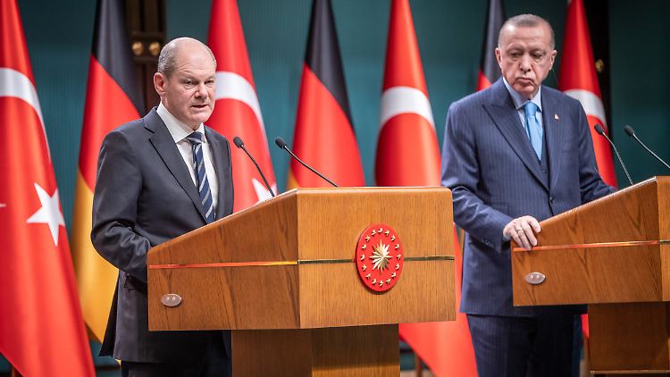 Erdogan betonte: "Wir werden die Bemühungen um einen dauerhaften Waffenstillstand unentwegt fortsetzen."