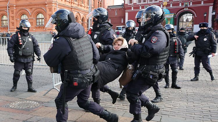 Vier Polizisten tragen in Moskau eine Frau weg, die gegen den Krieg demonstriert hat.