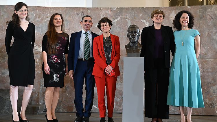 Laura Hinze und Elvira Mass (beide links) haben den Nachwuchspreis erhalten.  Sahin Türeci und Karikó wurden für die Entwicklung des mRNA-Verfahrens geehrt.
Bassler (r.) ist eine der beiden Preisträgerinnen des Vorjahrs, als die Ehrungverschoben worden war.