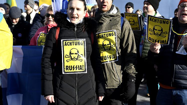 Finnen demonstrieren gegen den Ukraine-Krieg und die Bedrohung durch den Nachbarn Russland.