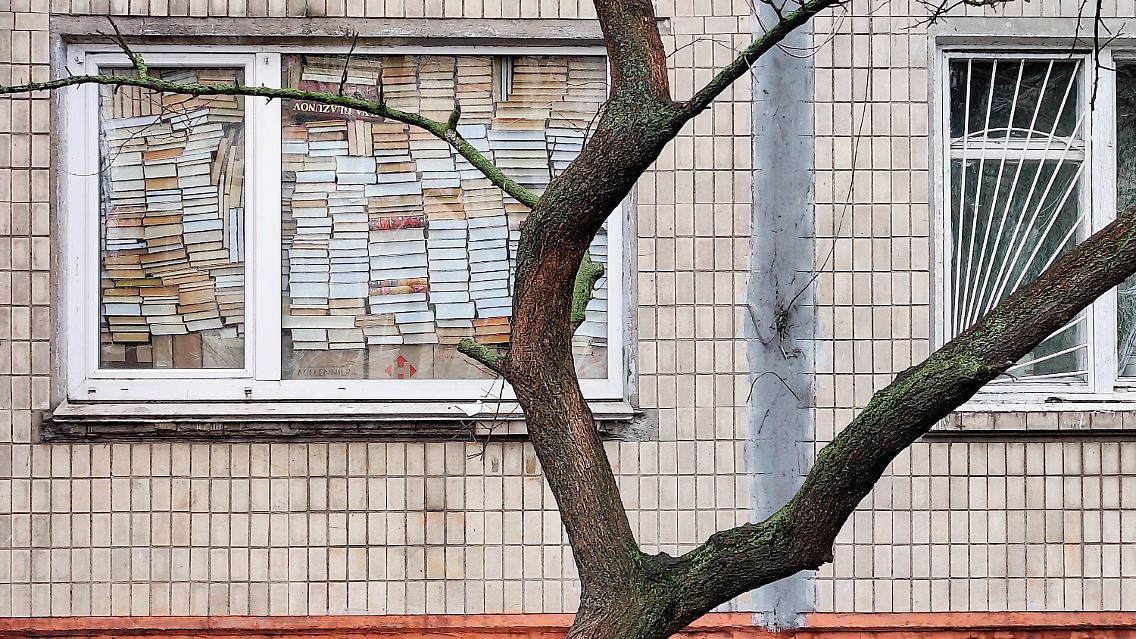 Mit Büchern verbarrikadiertes Fenster in Kiew.
