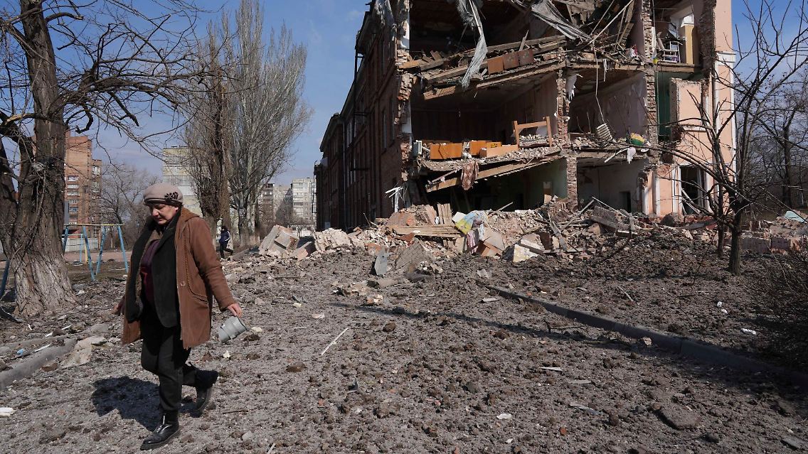 Der Berater des Bürgermeisters von Mariupol spricht von einer "unmenschlichen" Lage in der Stadt.