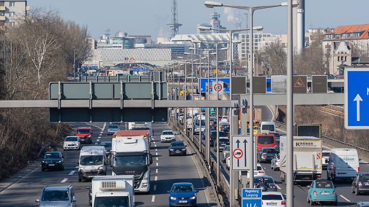 Auch die Stadtautobahnen in Berlin sind im Berufsverkehr regelmäßig verstopft.
