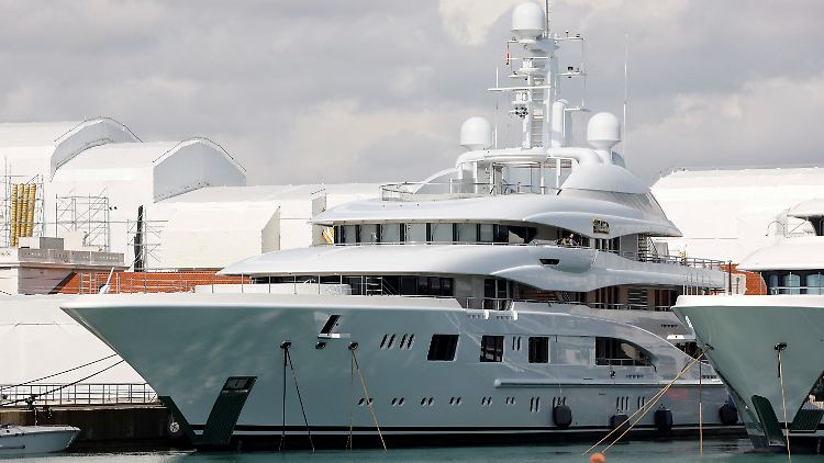 Die Mega-Jacht "Valerie" von Sergej Tschemesow im Hafen von Barcelona (Bild vom 9. März 2022).