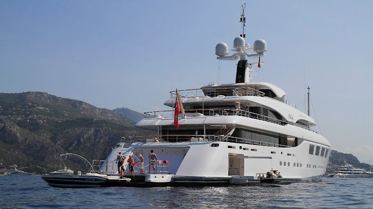 Eine 65 Meter lange Motoryacht des russischen Oligarchen Arkadij Rotenberg, einem alten Freund von Präsident Wladimir Putin. 