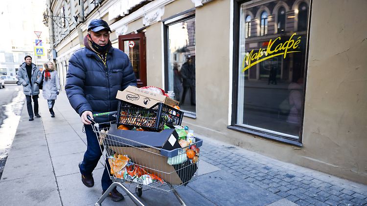 Diese Bilder will man in Russland nicht sehen: Menschen, die sich mit Lebensmitteln langfristig eindecken und somit die Nachfrage in die Höhe treiben. 