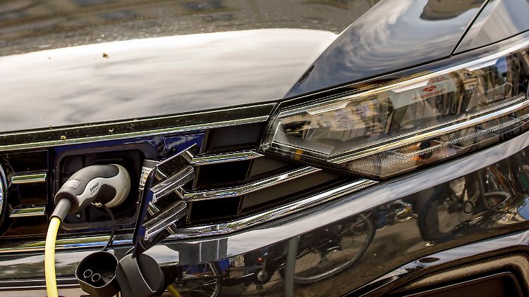 Steigt die Nachfrage nach Elektroautos, werden auch deutlich mehr Batterien benötigt. Die will das schwedische Unternehmen Northvolt nun auch in Schleswig-Holstein produzieren lassen.