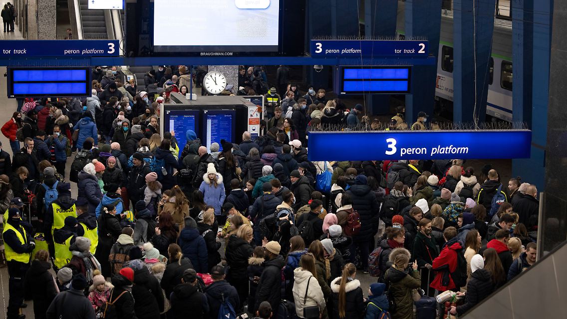 Am Warschauer Hauptbahnhof: Eine Menschenmenge wartet auf den Zug, der sie nach Berlin bringen soll. Tausende ukrainische Flüchtlinge passieren täglich die Hauptstadt Polens auf dem Weg zu ihrem nächsten Ziel in Europa. Das Bild wurde am Montag aufgenommen.