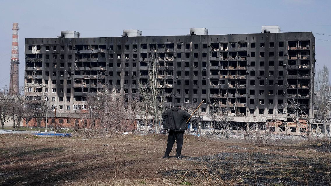 Ein zerstörtes Wohngebäude in Mariupol. Das Foto der Associated Press wurde am Sonntag aufgenommen.