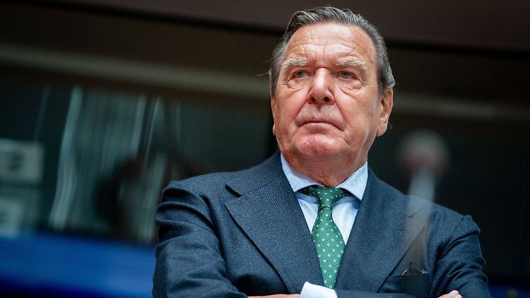 Bislang deutet nichts darauf hin, dass seine Reise irgendwas gebracht hätte: Gerhard Schröder.