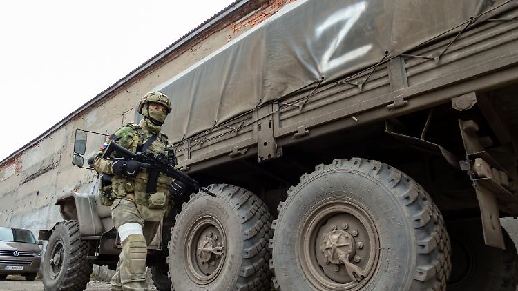 Russische Truppen haben nach eigener Aussage die Kontrolle über den kompletten Bezirk Cherson im Süden der Ukraine übernommen. Die gleichnamige Stadt eroberten sie bereits vor Tagen. 