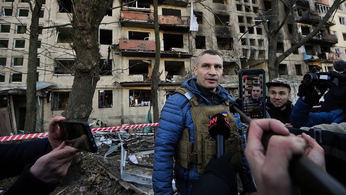 Bürgermeister Klitschko am Montag vor einem zerstörten Wohngebäude in Kiew.