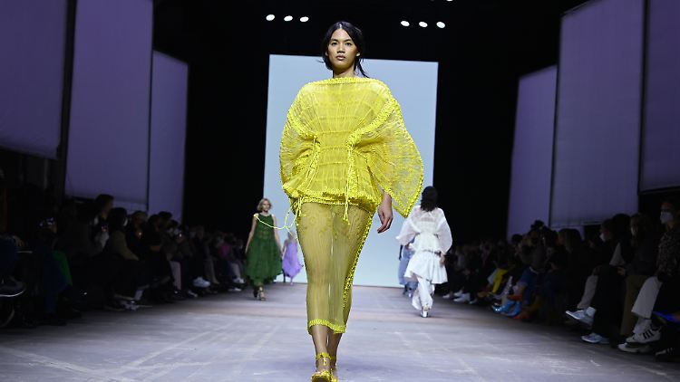 Im Kraftwerk Berlin präsentiert ein Model eine gelbe Kreation der finnischen Designerin Sofia Ilmonen.