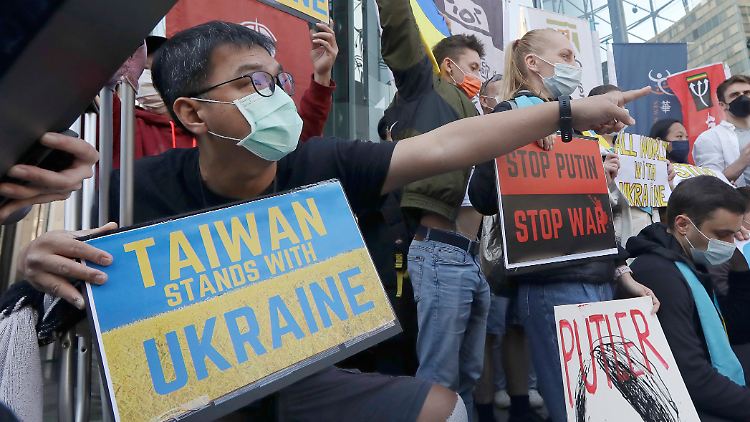 Taiwanesen und Ukrainer demonstrieren gemeinsam in Taipeh gegen den russischen Überfall.