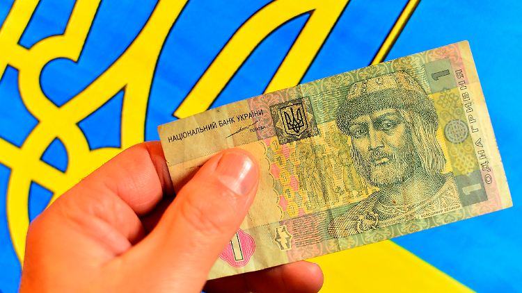 Die ukrainische Währung hat in ihrer rund 30-jährigen Geschichte schon mehrere dramatische Abstürze hinter sich. Im Krieg bleibt sie bislang stabil.