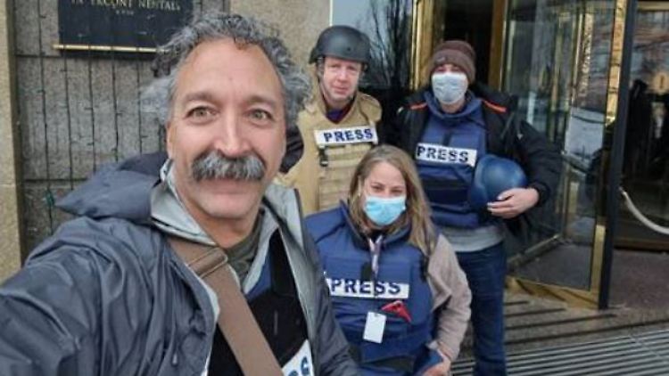 Pierre Zakrzewski (links) hier in Kiew, filmte viele Jahre für den US-Sender Fox News als Kriegsreporter.  