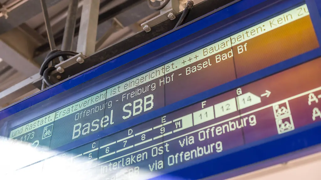 SEV-statt-ICE-Wegen-mehrwoechiger-Bauarbeiten-muessen-Reisende-auf-der-Strecke-Karlsruhe-Basel-zwischendurch-auf-Busse-umsteigen