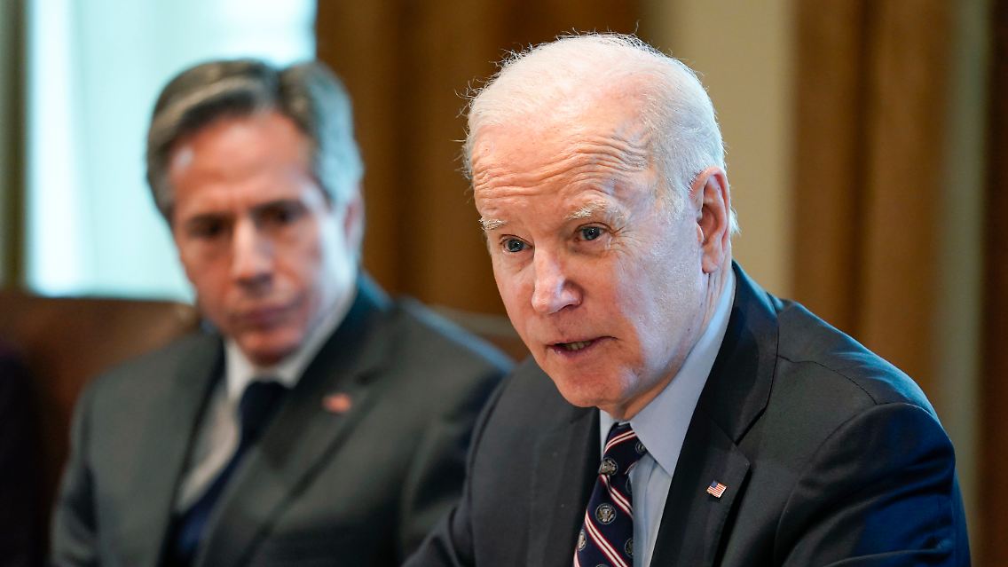 US-Präsident Joe Biden (rechts), im Hintergrund US-Außenminister Antony Blinken.