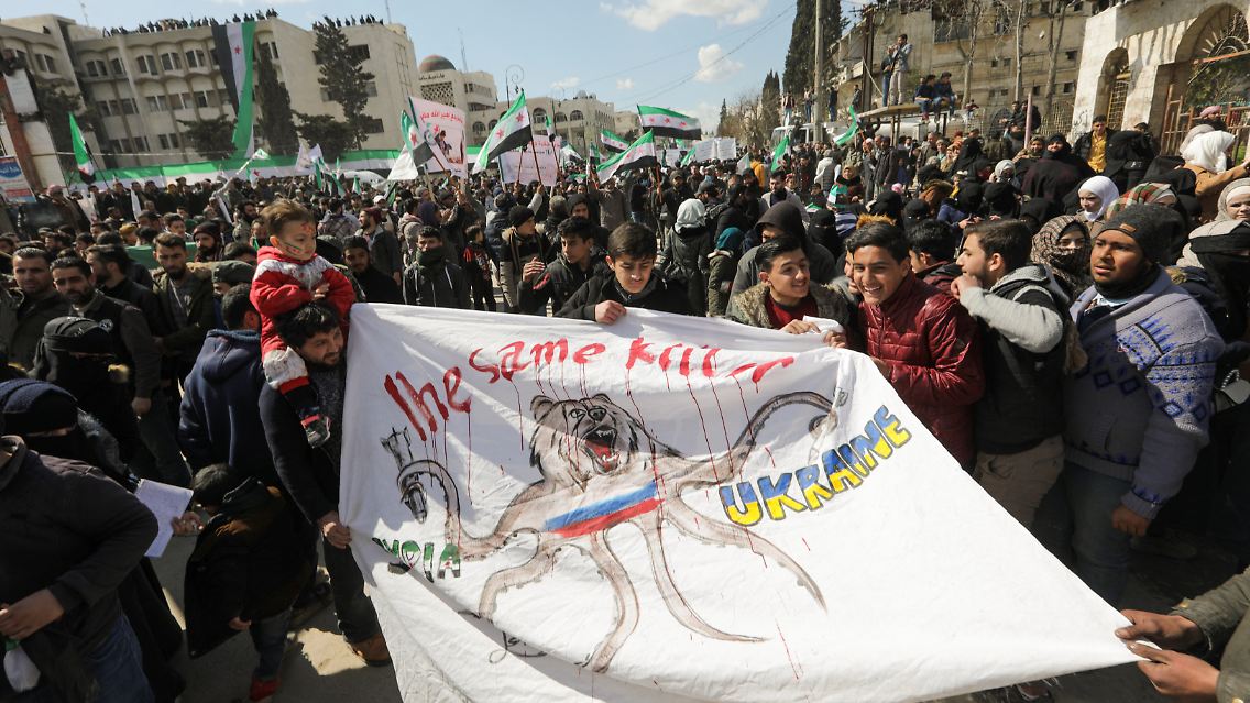 Anti-russische Demonstration im syrischen Idlib. Die Stadt wird von der Opposition kontrolliert. Moskau stützt hingegen Machthaber Baschar al-Assad.