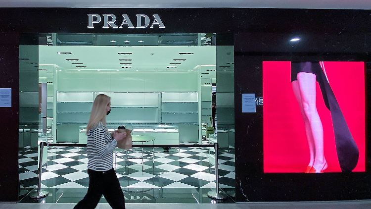 Leeres Prada-Geschäft in Moskau. Viele Luxusmarken haben ihre Läden bereits geschlossen. Nun wird auch der Import von Luxusartikeln verboten.