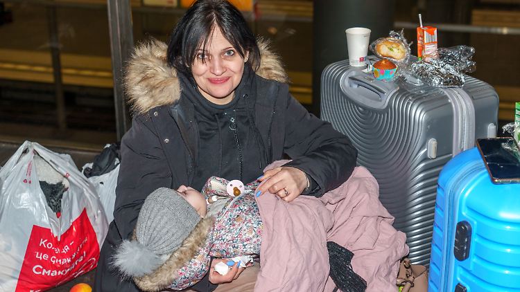 Ukrainische Flüchtlinge im Berliner Hauptbahnhof: eine junge Mutter mit ihrem kleinen Kind.