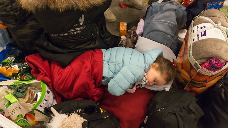 Etwa 400 Menschen verbringen auch die Nacht im Hauptbahnhof, zumeist, weil sie mit dem Zug weiterreisen wollen.
