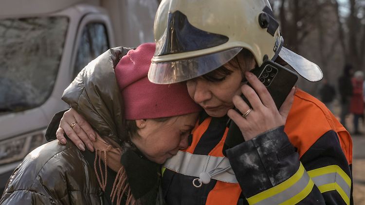 Die Zahl der Opfer des russischen Angriffskriegs ist unklar, die Zahl der Geflüchteten liegt inzwischen bei über drei Millionen.