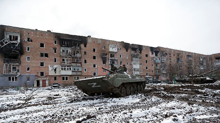 Ein russischer Panzer in einem Wohngebiet in der Donezk-Region.