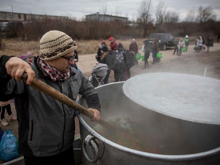 Der Freiwillige Lukas Saranga aus Tschechien kocht im polnischen Medyka Suppe für Geflüchtete, die aus der Ukraine geflohen sind.