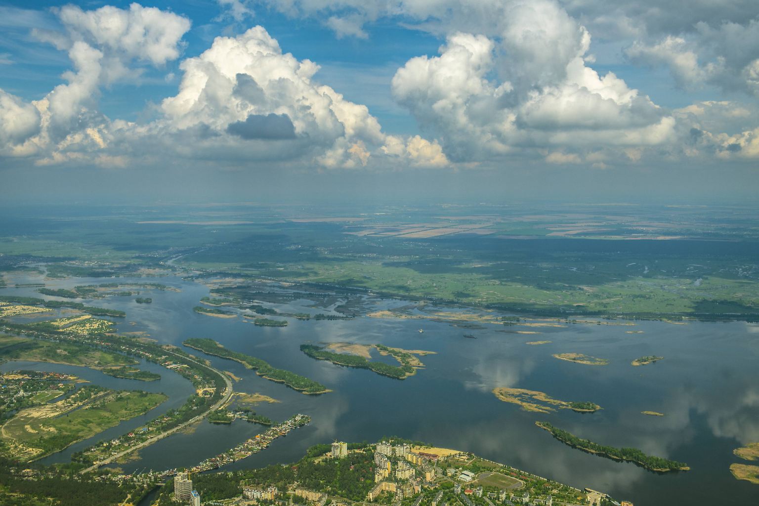 Religiöse Stätten, mittelalterliche Stadtzentren, unberührte Wälder und wunderschöne Flüsse wie der Dnipro (Dnepr): Die Ukraine ...