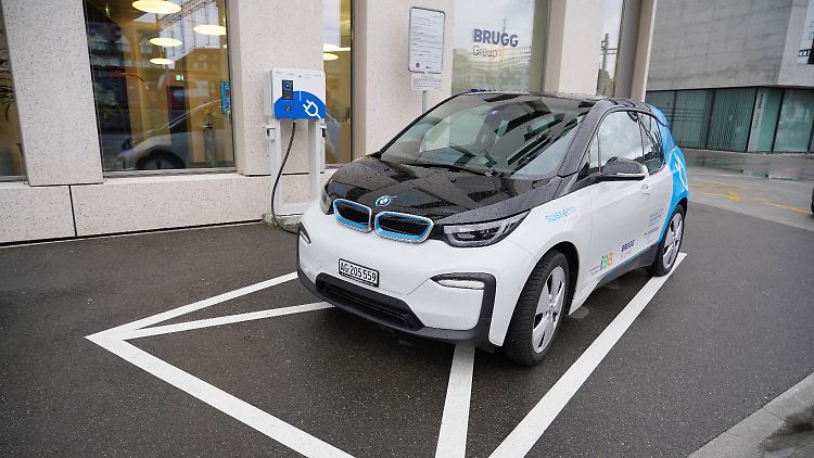 Die Hälfte der drei Millionen jährlich verkauften BMW Modelle soll in den nächsten Jahren einen Elektroantrieb haben.