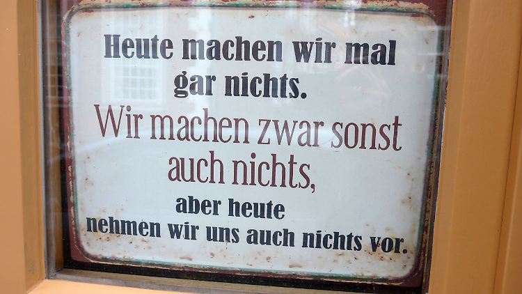 Nichtstun als Botschaft: Schild in einem Hausfenster in Leer, Ostfriesland.