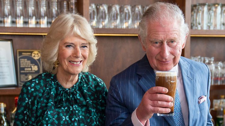Prost! Prinz Charles und Herzogin Camilla.